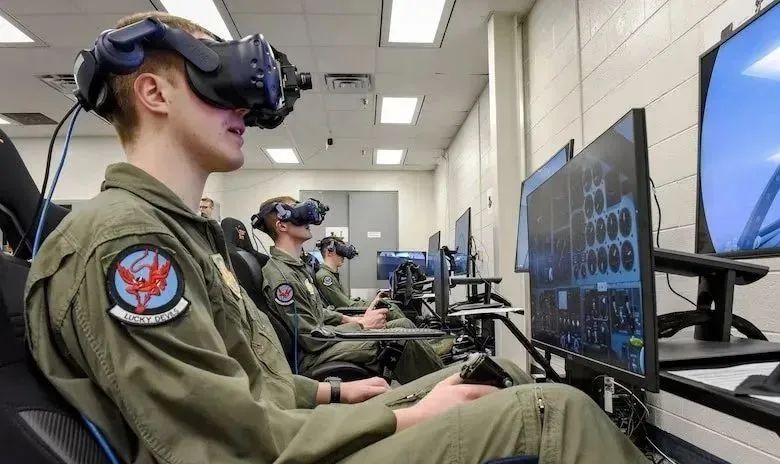 美國空軍航空大學接收首臺T-6A教練機虛擬現實模擬器-9748