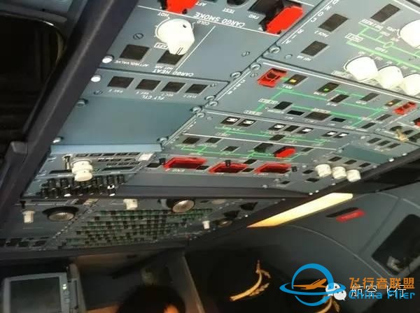 臨近春節，小編教大家如何開飛機回家。-8186