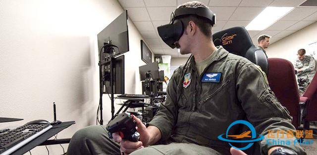 飛行模擬游戲 消費級VR頭顯就能培訓空軍飛行員？-914