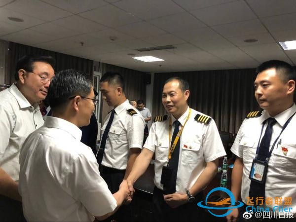 川航備降親歷者：飛機瞬間下降第一反應抱緊女朋友 擔心“粉身碎骨”-3369