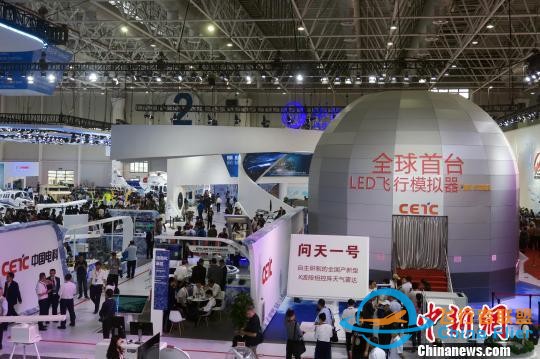 珠海航展：中國(guó)電科震撼推出全球首臺(tái)LED飛行模擬器-2449