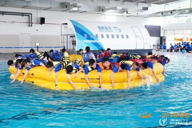 迫降逃生、模擬飛行，科技雛鷹當上小小機長-9047