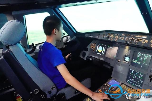 迫降逃生、模擬飛行，科技雛鷹當上小小機長-4811
