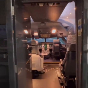 揭秘A320飛行模擬器 體驗機長第一視角